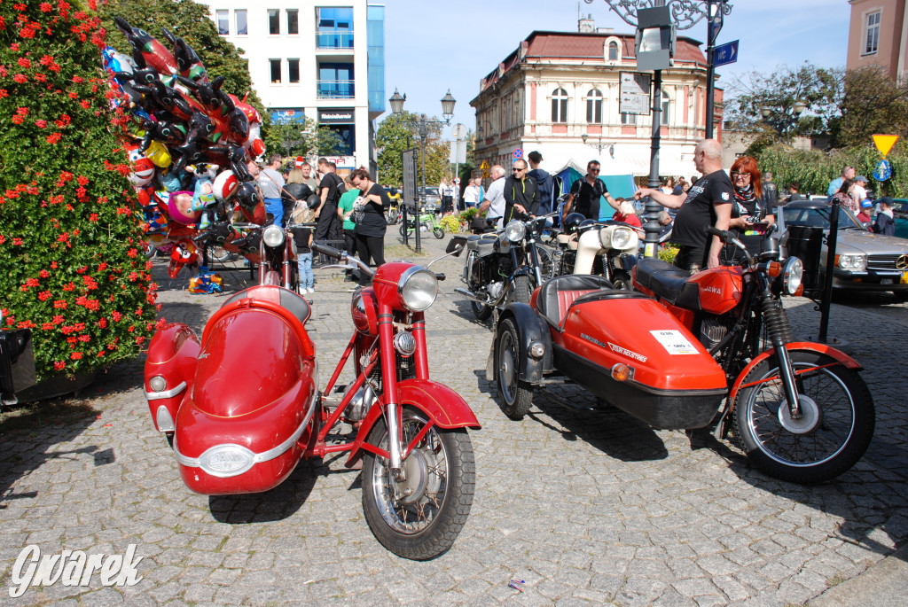 Zabytkowe pojazdy na tarnogórskim rynku