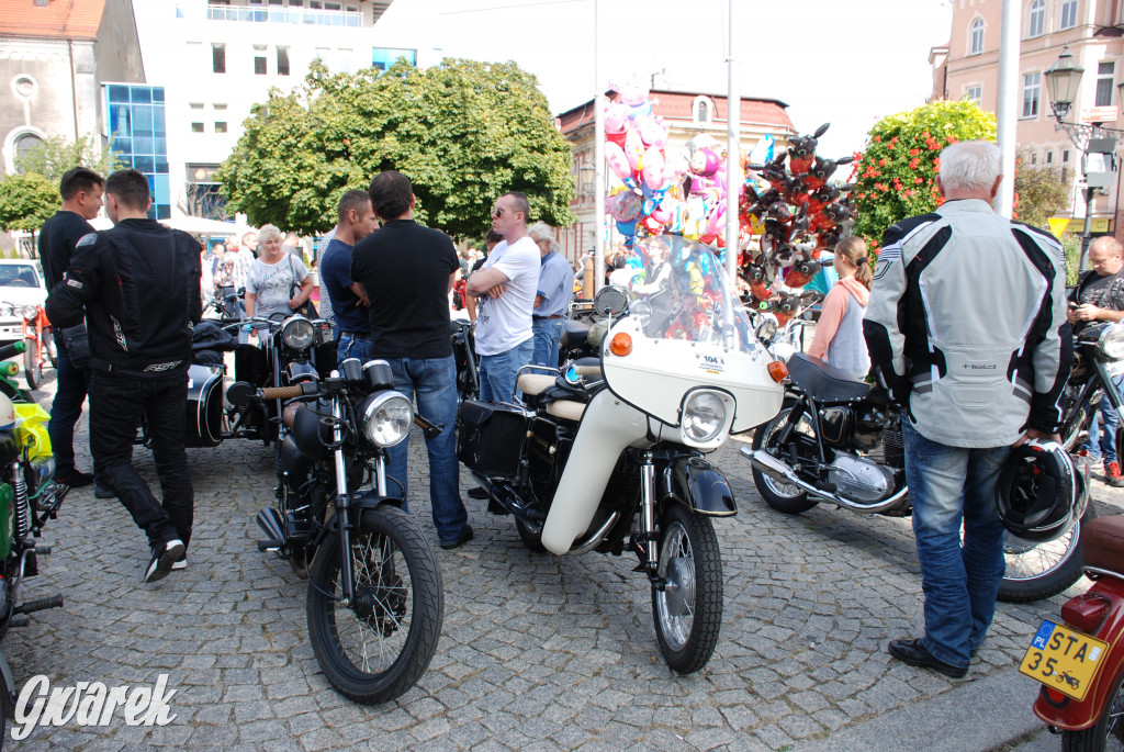 Zabytkowe pojazdy na tarnogórskim rynku