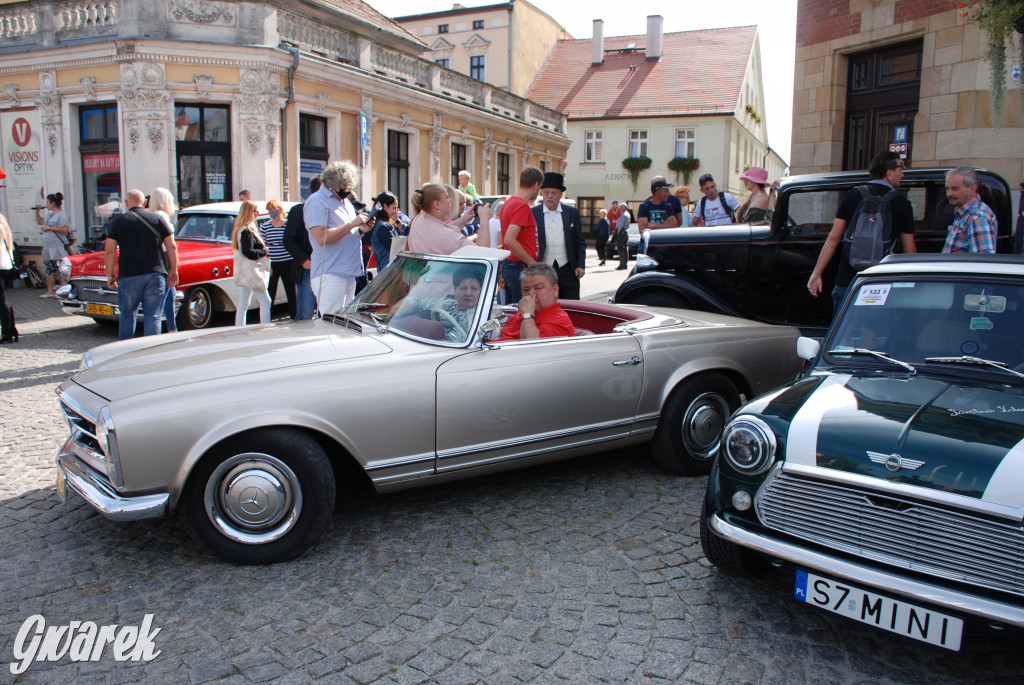 Zabytkowe pojazdy na tarnogórskim rynku