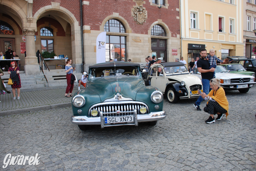 Zabytkowe pojazdy na tarnogórskim rynku