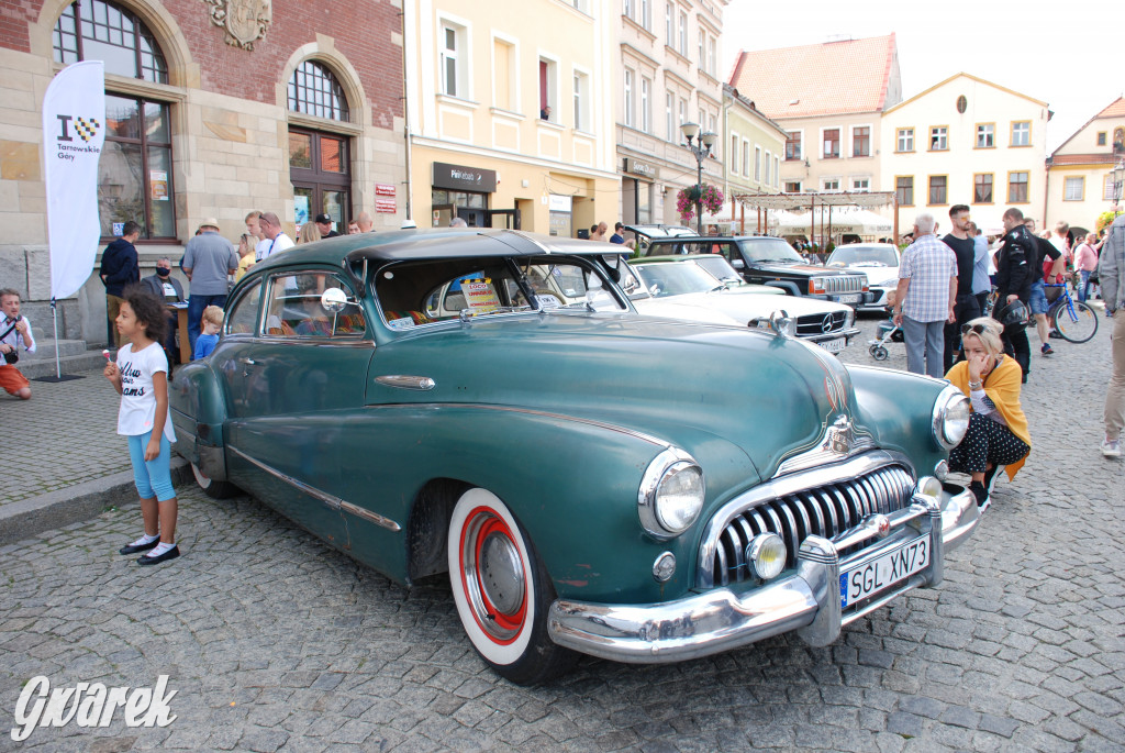 Zabytkowe pojazdy na tarnogórskim rynku