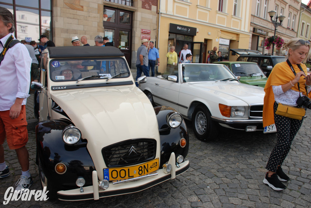 Zabytkowe pojazdy na tarnogórskim rynku