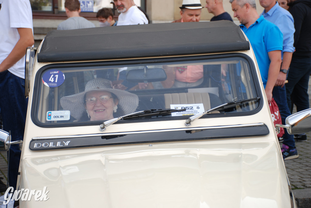 Zabytkowe pojazdy na tarnogórskim rynku