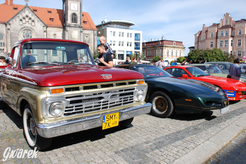 Zabytkowe pojazdy na tarnogórskim rynku