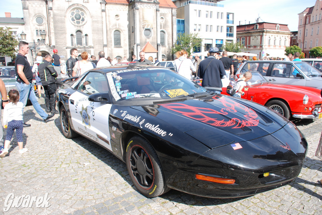 Zabytkowe pojazdy na tarnogórskim rynku