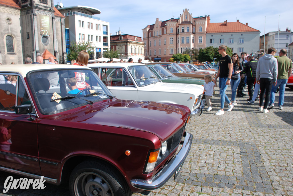 Zabytkowe pojazdy na tarnogórskim rynku