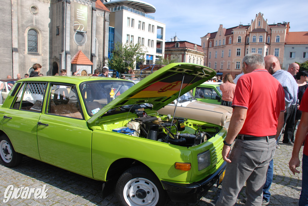 Zabytkowe pojazdy na tarnogórskim rynku