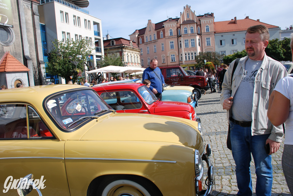 Zabytkowe pojazdy na tarnogórskim rynku
