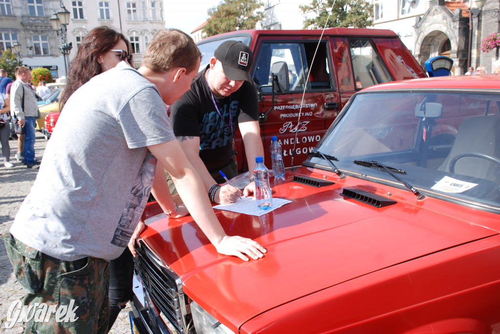 Zabytkowe pojazdy na tarnogórskim rynku