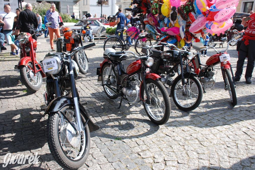 Zabytkowe pojazdy na tarnogórskim rynku