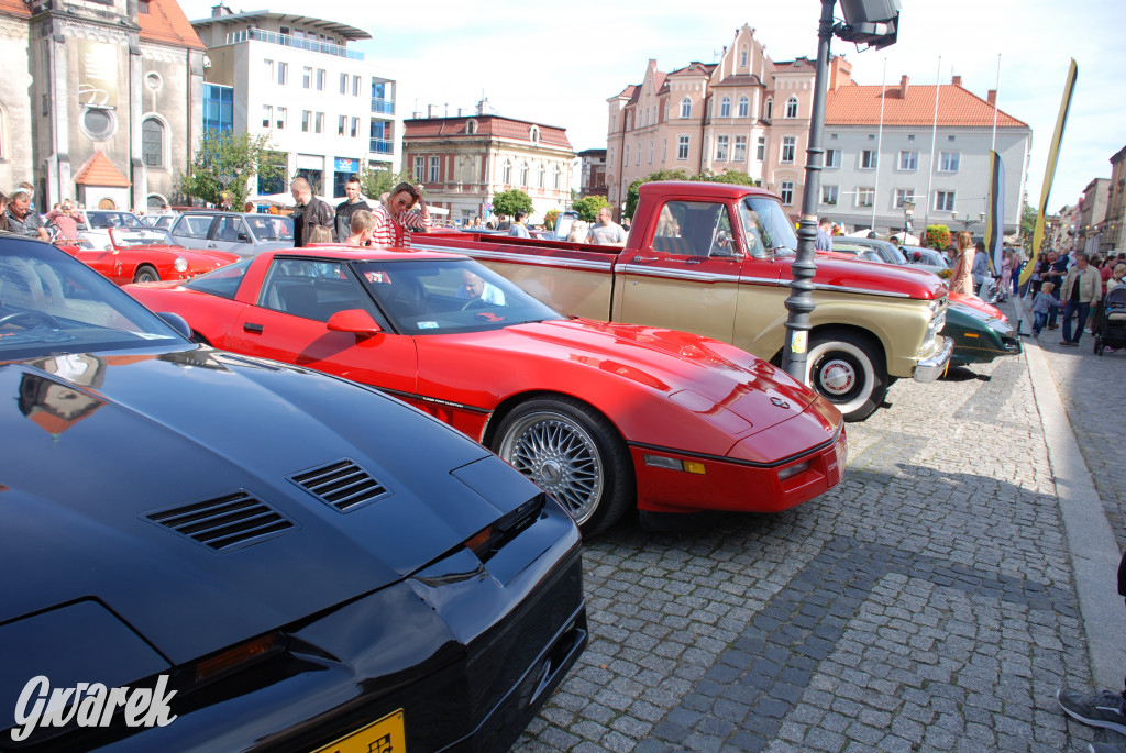 Zabytkowe pojazdy na tarnogórskim rynku