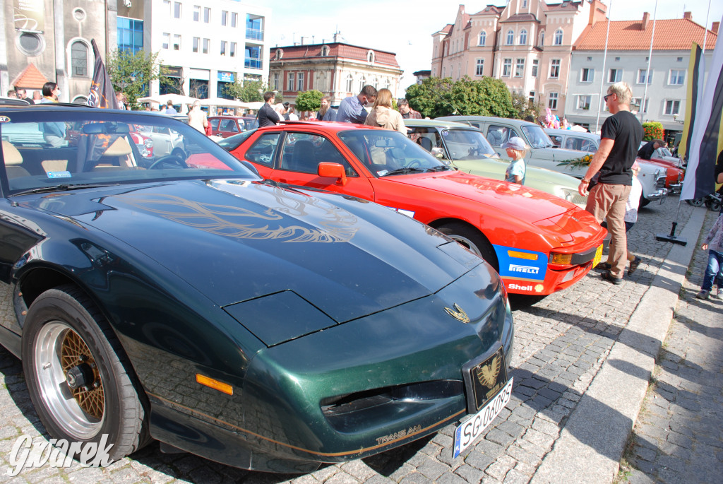 Zabytkowe pojazdy na tarnogórskim rynku