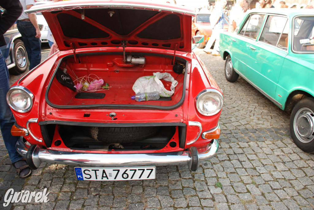 Zabytkowe pojazdy na tarnogórskim rynku