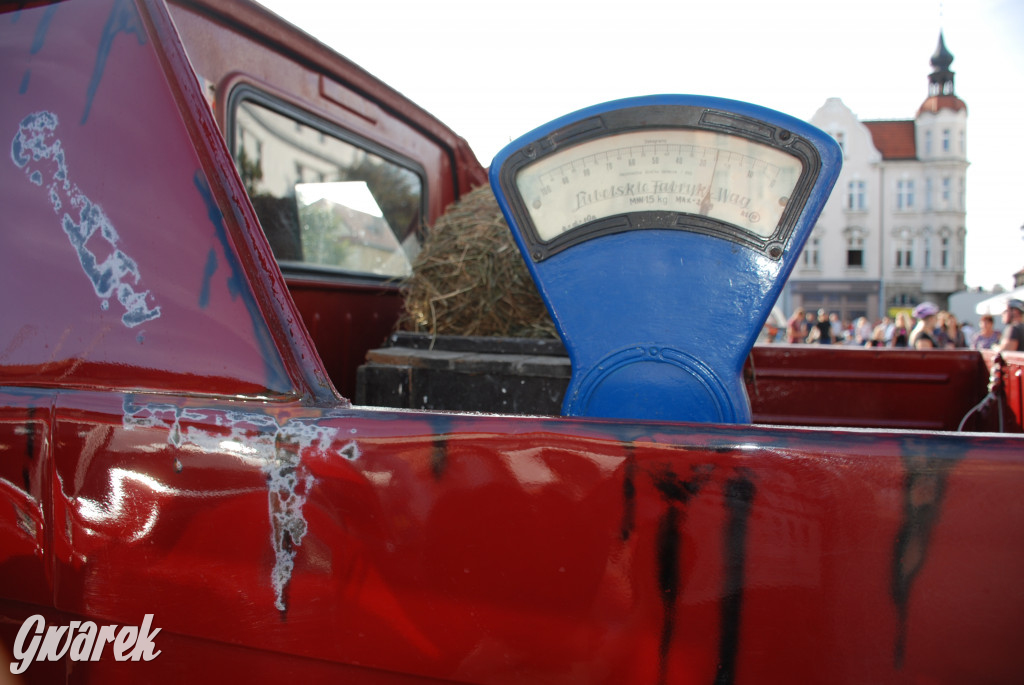 Zabytkowe pojazdy na tarnogórskim rynku