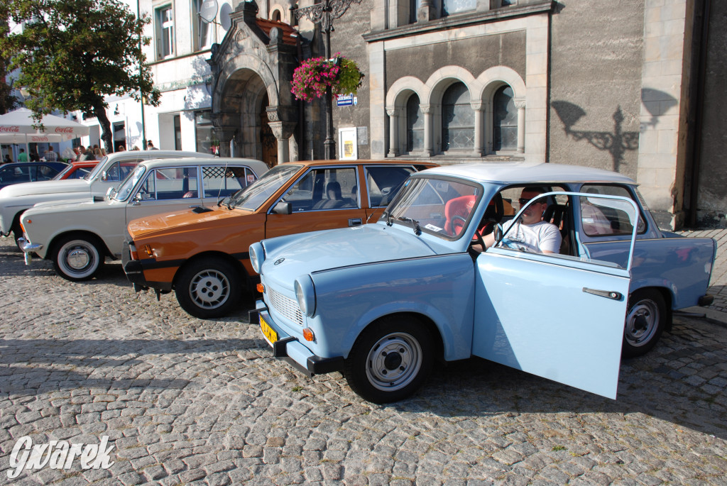 Zabytkowe pojazdy na tarnogórskim rynku