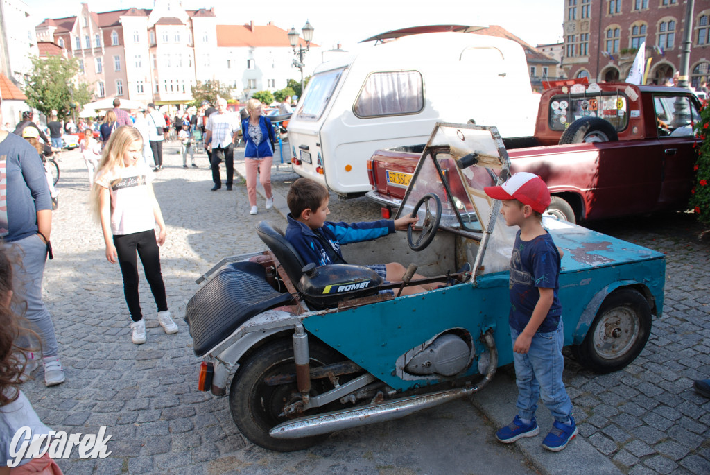Zabytkowe pojazdy na tarnogórskim rynku
