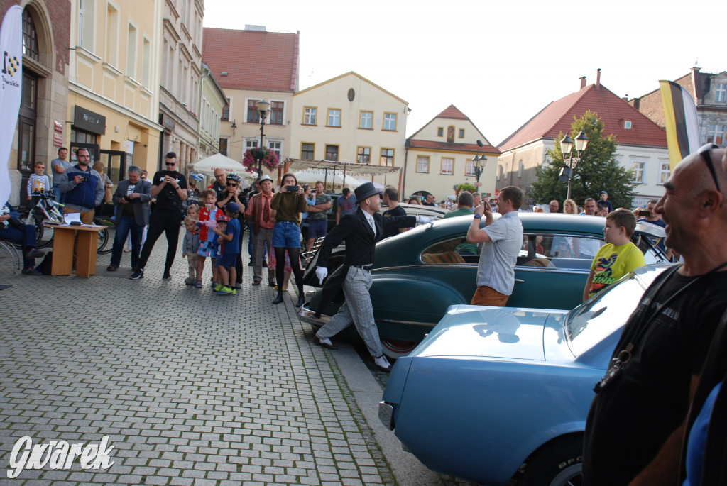 Zabytkowe pojazdy na tarnogórskim rynku