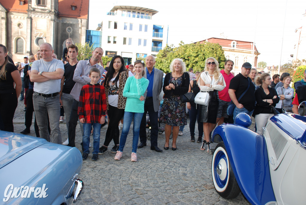 Zabytkowe pojazdy na tarnogórskim rynku