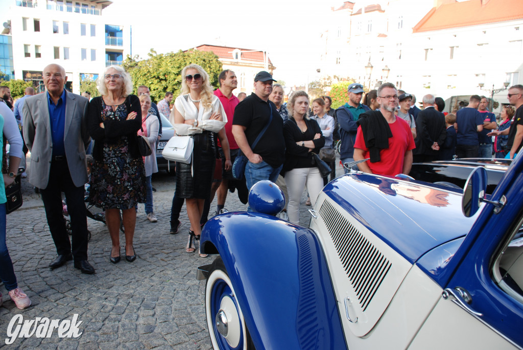 Zabytkowe pojazdy na tarnogórskim rynku