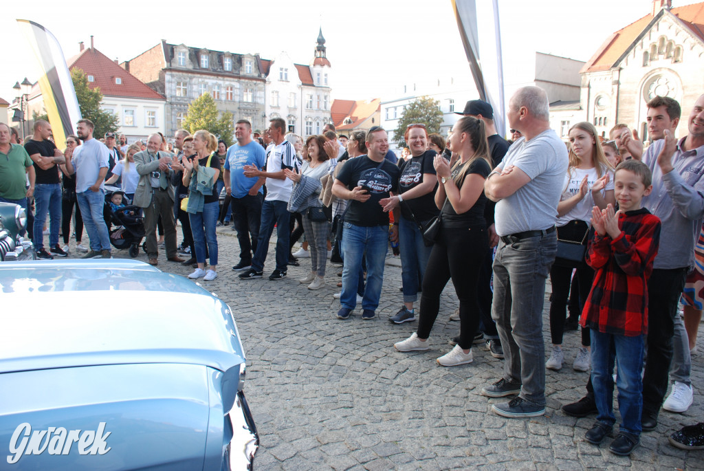 Zabytkowe pojazdy na tarnogórskim rynku