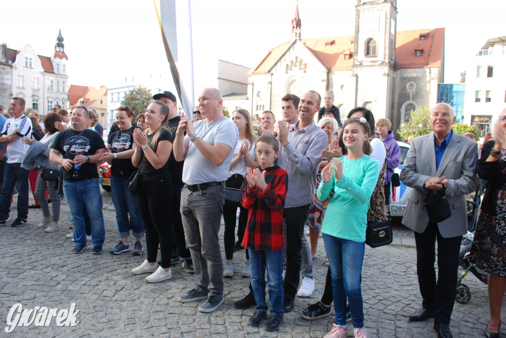 Zabytkowe pojazdy na tarnogórskim rynku