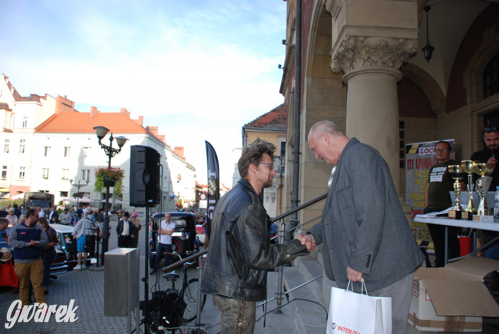 Zabytkowe pojazdy na tarnogórskim rynku