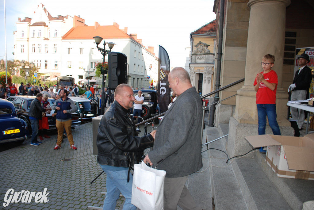 Zabytkowe pojazdy na tarnogórskim rynku