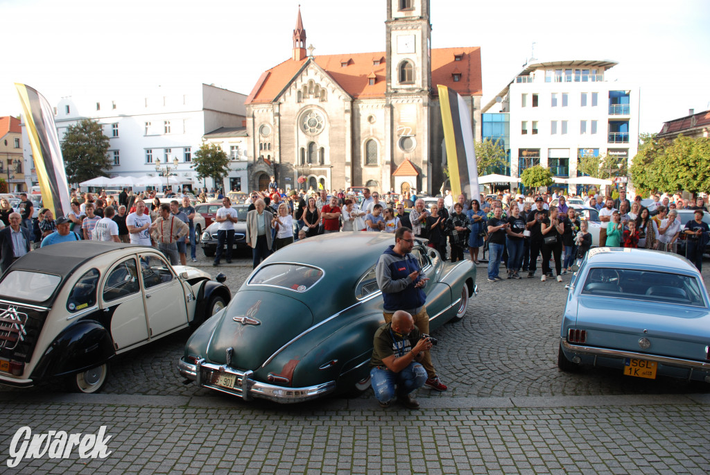 Zabytkowe pojazdy na tarnogórskim rynku