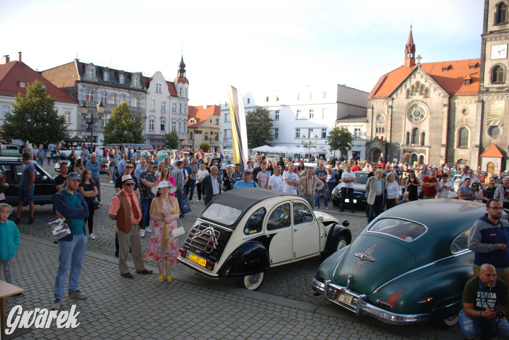 Zabytkowe pojazdy na tarnogórskim rynku