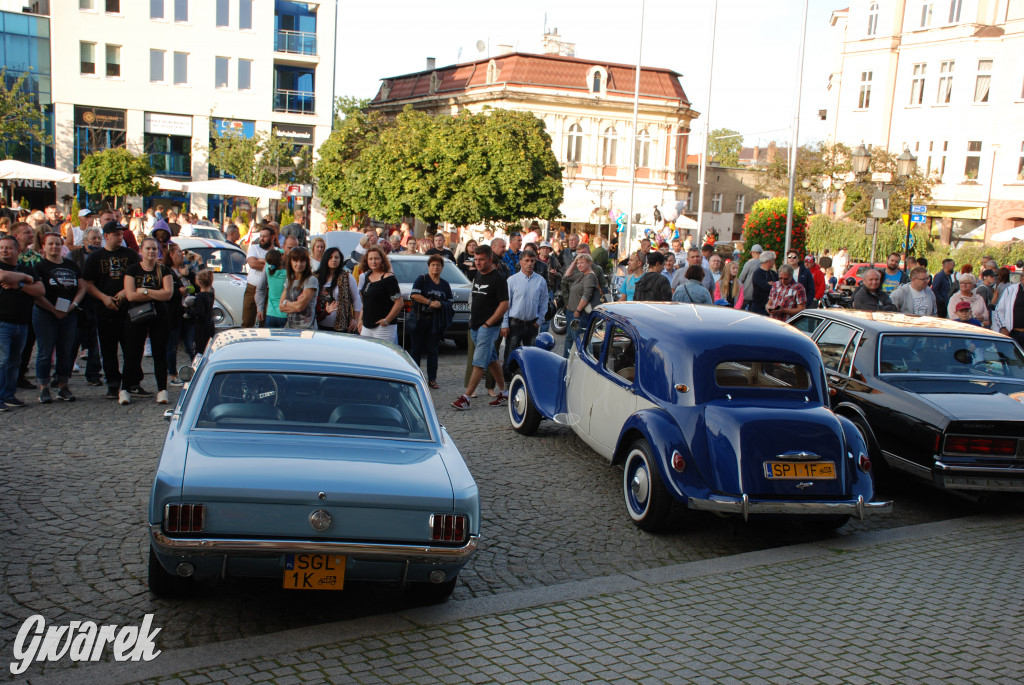Zabytkowe pojazdy na tarnogórskim rynku