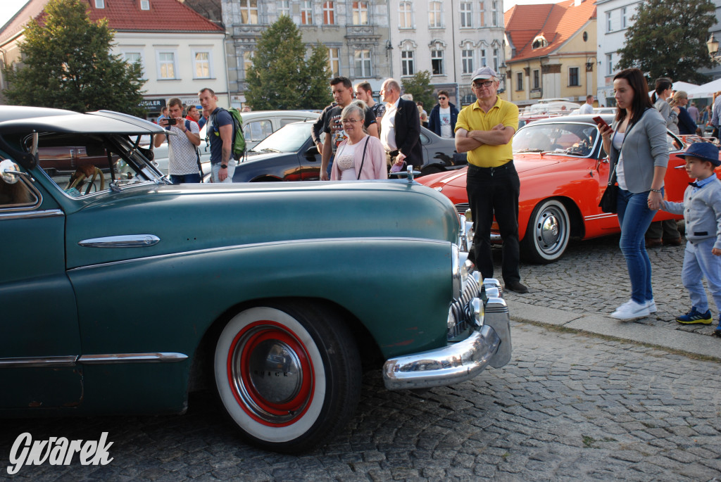 Zabytkowe pojazdy na tarnogórskim rynku