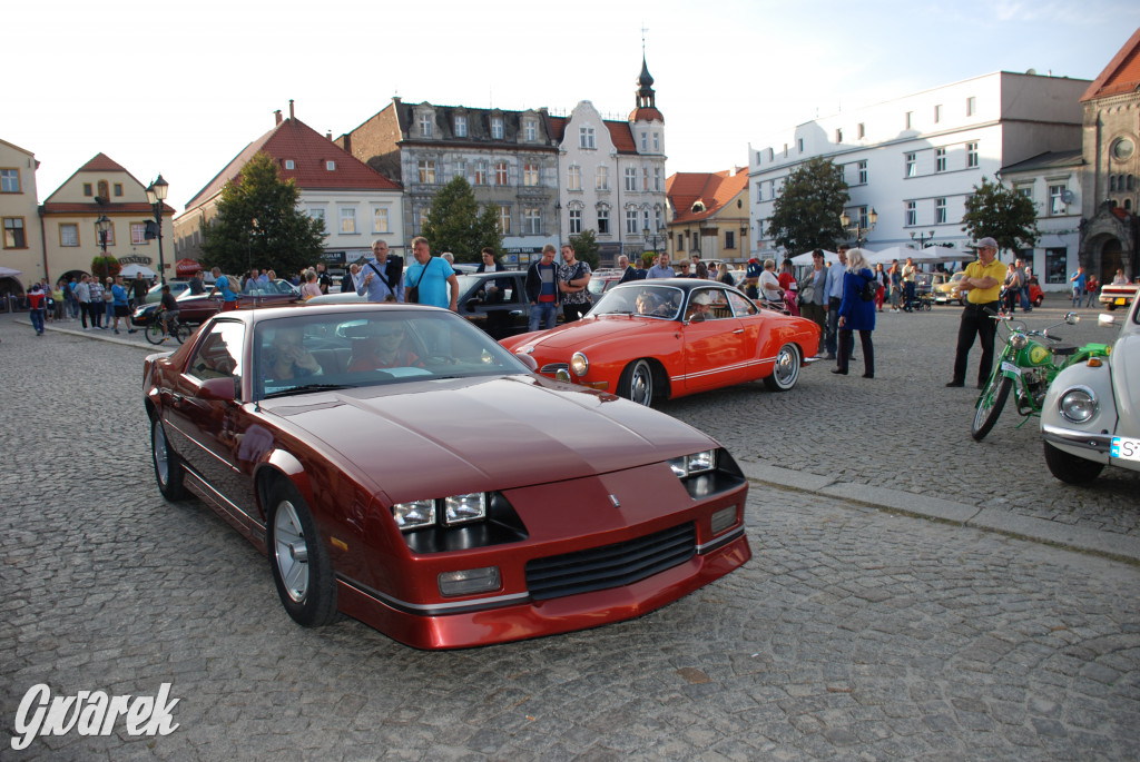 Zabytkowe pojazdy na tarnogórskim rynku