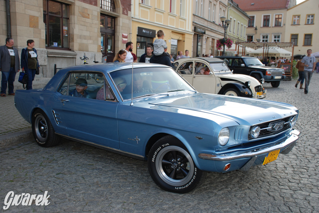 Zabytkowe pojazdy na tarnogórskim rynku