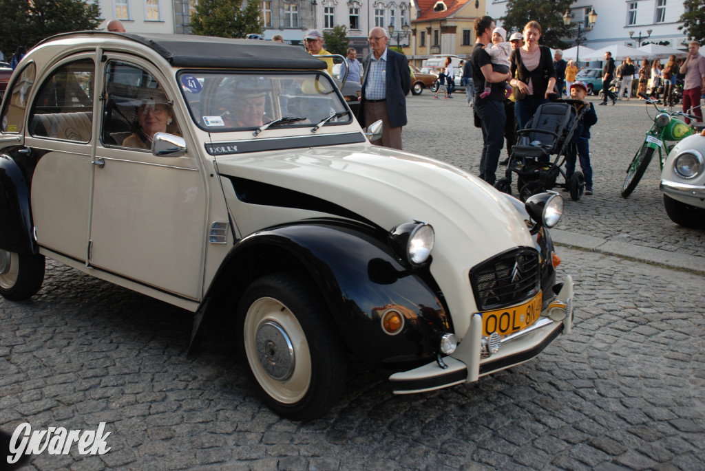 Zabytkowe pojazdy na tarnogórskim rynku