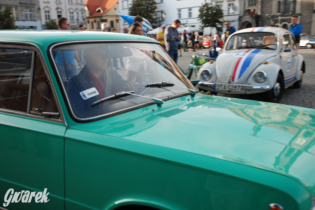 Zabytkowe pojazdy na tarnogórskim rynku