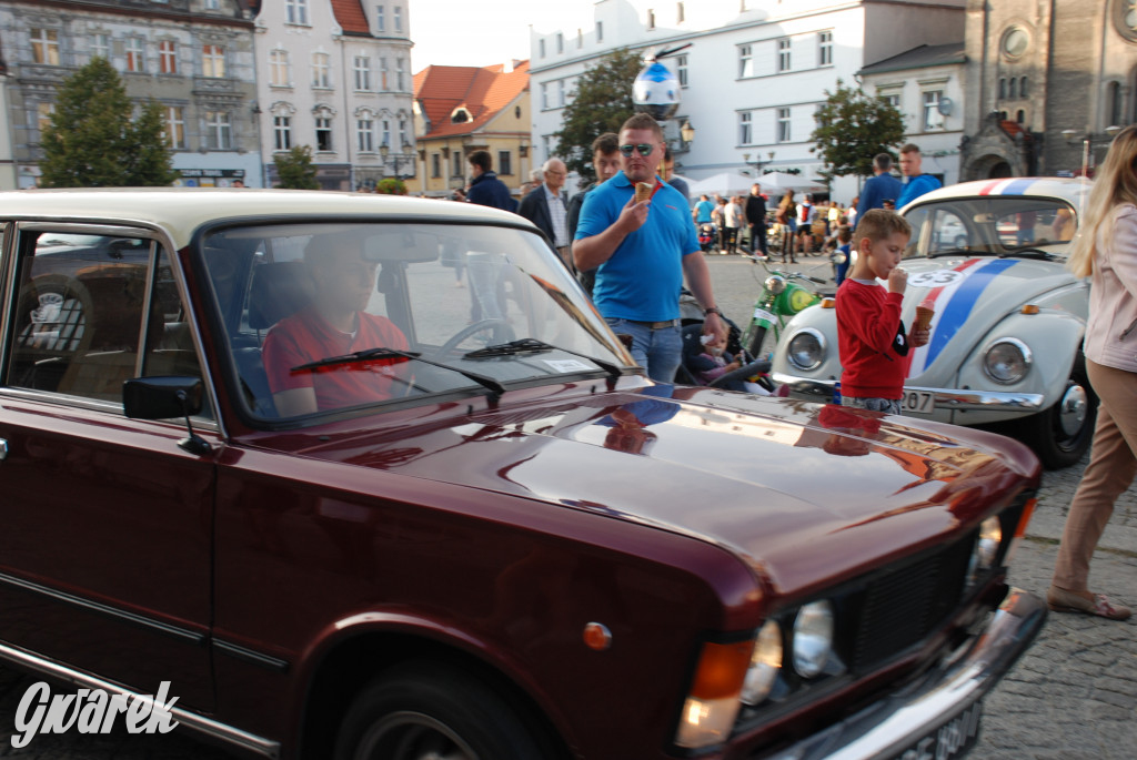 Zabytkowe pojazdy na tarnogórskim rynku