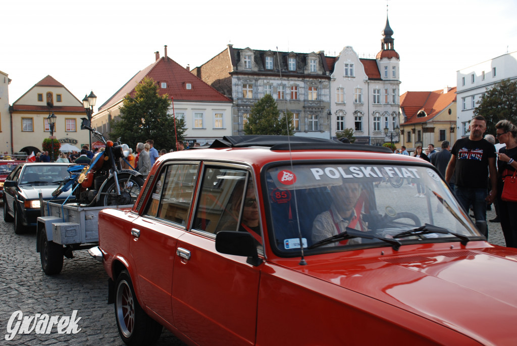 Zabytkowe pojazdy na tarnogórskim rynku