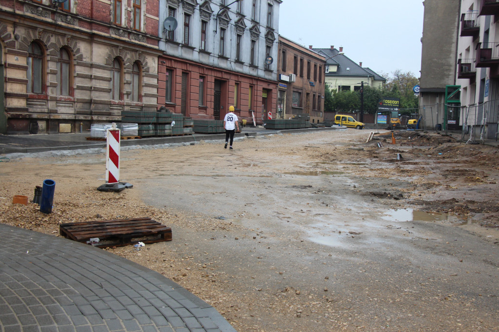 Slalomem przez błoto i kałuże. Gdzie są kładki?