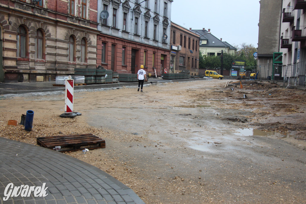 Slalomem przez błoto i kałuże. Gdzie są kładki?