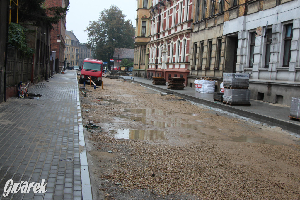 Slalomem przez błoto i kałuże. Gdzie są kładki?