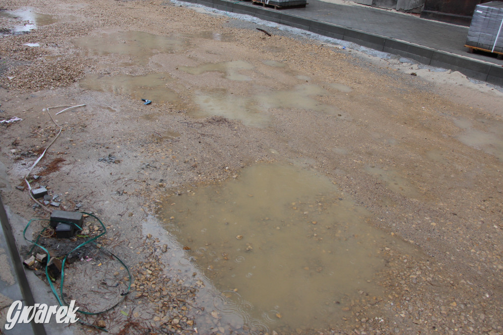 Slalomem przez błoto i kałuże. Gdzie są kładki?
