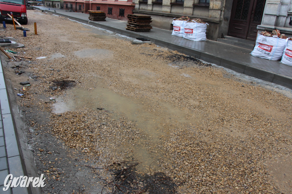 Slalomem przez błoto i kałuże. Gdzie są kładki?