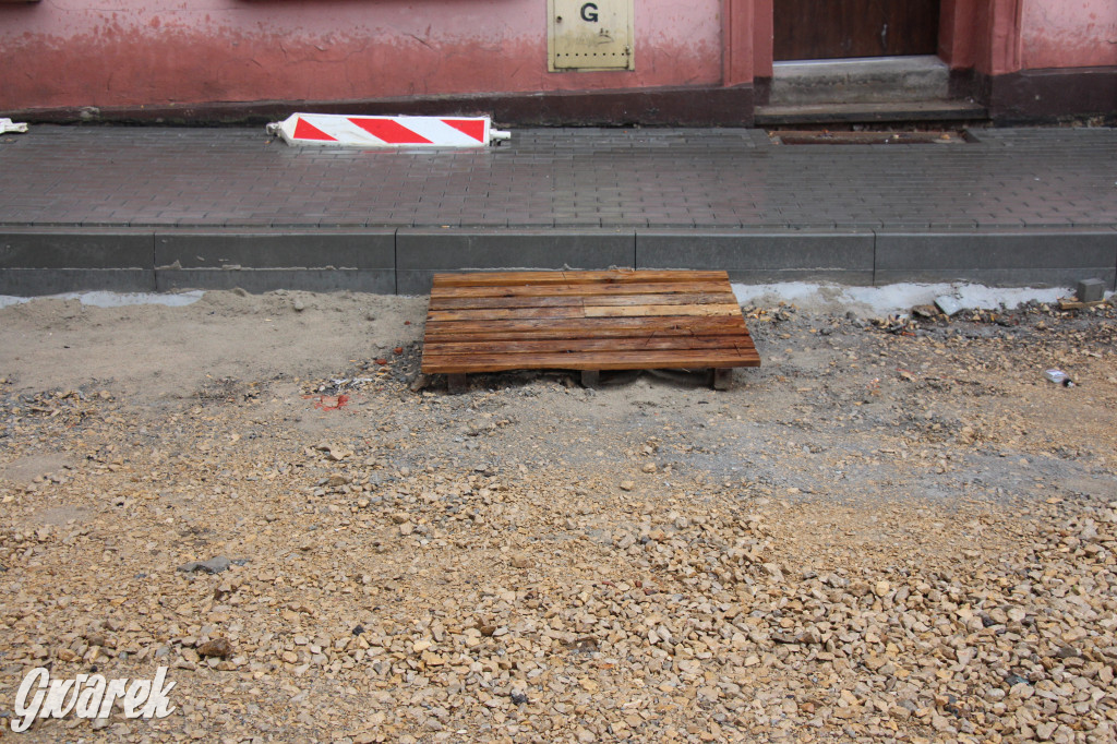 Slalomem przez błoto i kałuże. Gdzie są kładki?