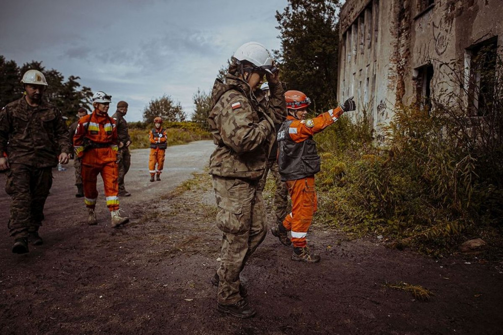 Wojskowe psy w pustostanie przy hałdzie