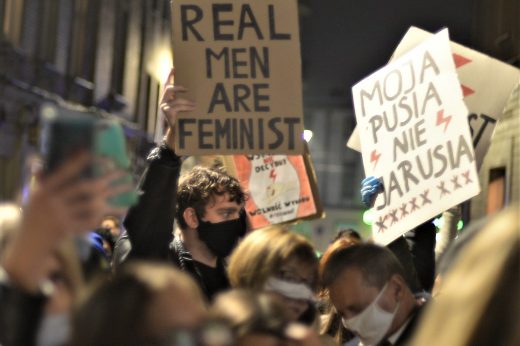 Młodzież protestuje przed biurem poseł Dziuk