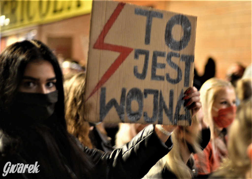 Młodzież protestuje przed biurem poseł Dziuk