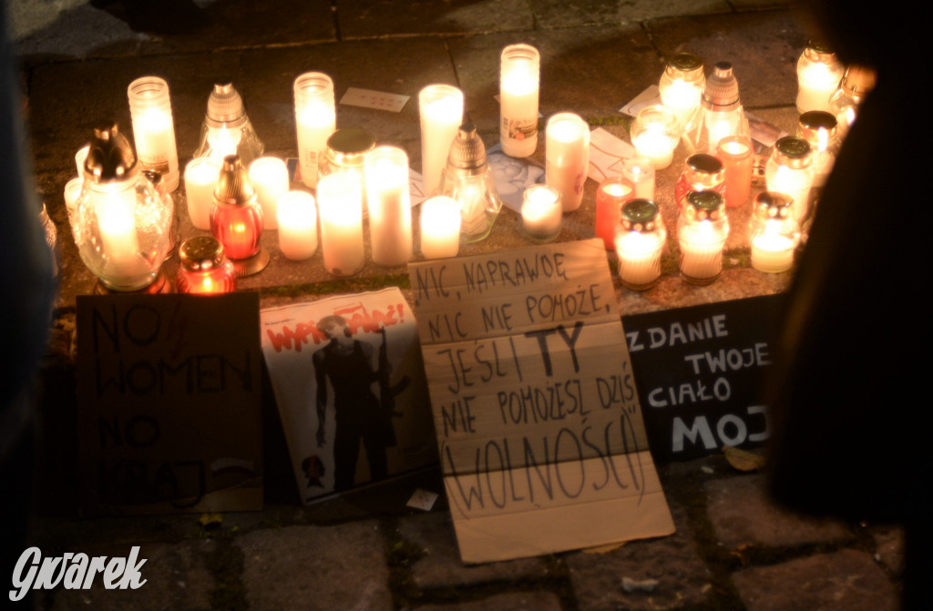 Młodzież protestuje przed biurem poseł Dziuk