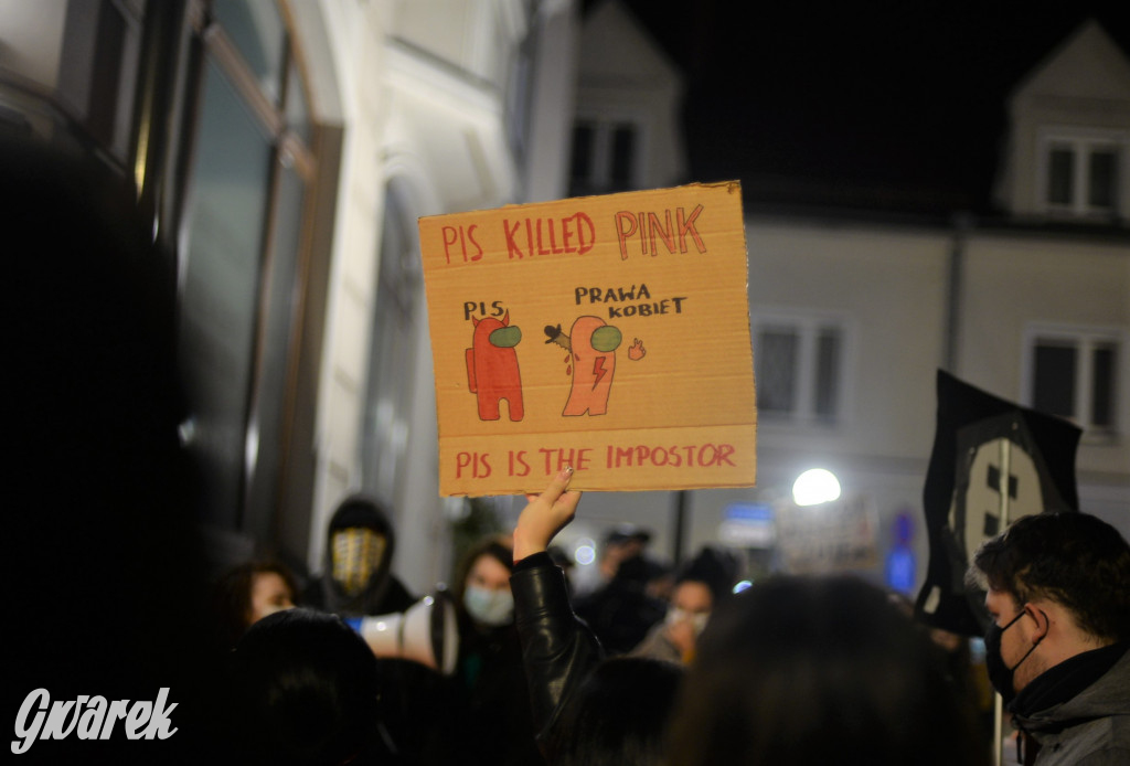 Młodzież protestuje przed biurem poseł Dziuk