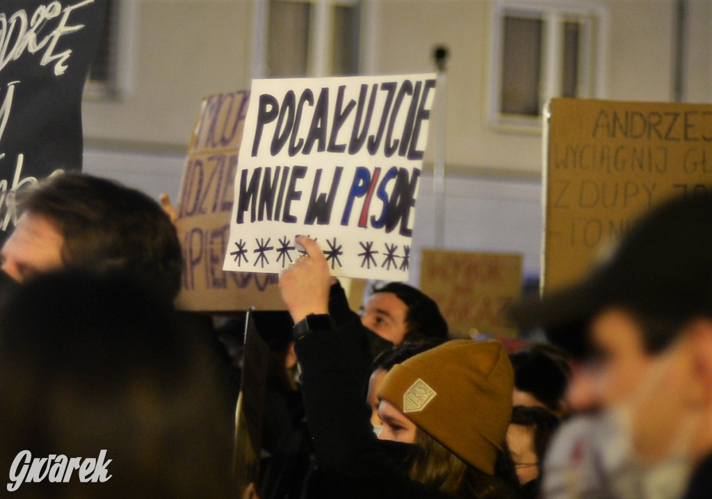 Młodzież protestuje przed biurem poseł Dziuk