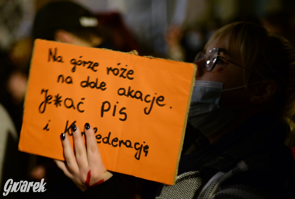 Młodzież protestuje przed biurem poseł Dziuk